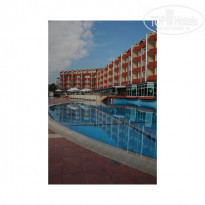 Rox Royal Hotel 5* Правая сторона отеля: большой взрослый бассейн и часть ресторана. - Фото отеля