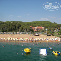 FUN&SUN Miarosa Incekum Beach 5* вид отеля с парашюта (85 дол за двоих) белые зонты нашего отеля, желтые- общественный пляж - Фото отеля