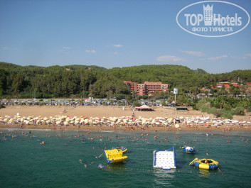 Miarosa Incekum Beach 5* вид отеля с парашюта (85 дол за двоих) белые зонты нашего отеля, желтые- общественный пляж - Фото отеля