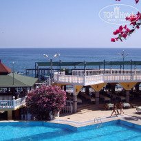 Kemal Bay 5* Вид на бассейн, бар и море из окна коридора - Фото отеля