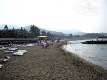 Kemal Bay 5* Пляж в 8 утра. За пирсом - пляж "немецкого отеля" - Фото отеля