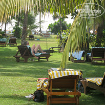 Cinnamon Bentota Beach 4* лежаки в саду - Фото отеля