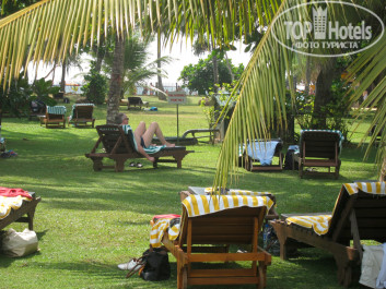 Cinnamon Bentota Beach 4* лежаки в саду - Фото отеля