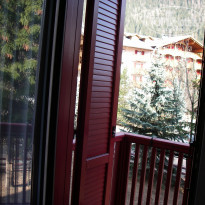 Вид из балконной двери отеля.