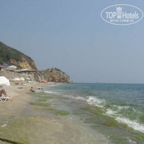 Blue Fish Hotel 4* Пляж и очень скользкие камни на нем - Фото отеля