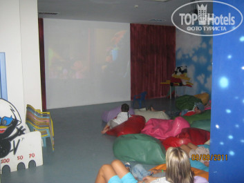 Calista Luxury Resort 5* Кинозал в миниклубе (там же возле экрана висит сетка с надувными игрухами) - Фото отеля