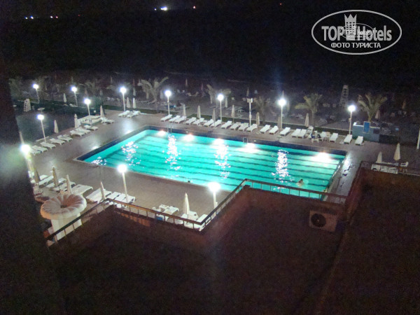 Carlton Sharjah 4* вид с балкона ночью - Фото отеля