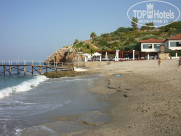 Green Paradise Beach Hotel 4* купательная часть пляжа ,а внизу фото видны каменные плиты уходящие по всему дну. - Фото отеля