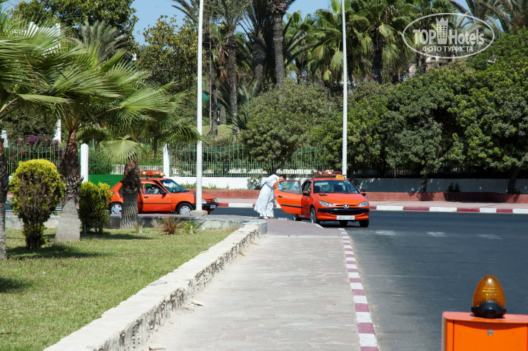 LABRANDA Amadil Beach 4* такси всегда дежурят около отеля - Фото отеля