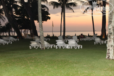 Kata Thani Phuket Beach Resort 5* Лужайка - Фото отеля