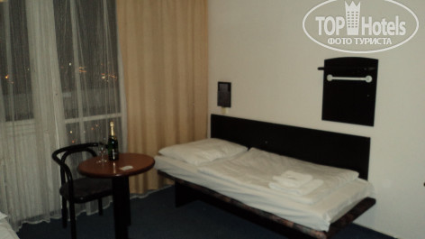 A&O Prague Rhea 3* бутылка шампанского как бонус за ужасный номер,но в таком холоде лучше рюмочку водочки - Фото отеля