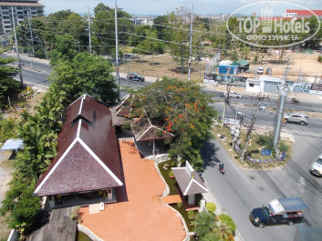 Jomtien Orchid Hotel 3* Кафе караоке при отеле. Также видно главную дорогу проходящую около отеля. - Фото отеля