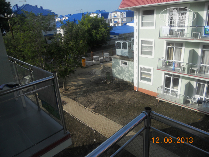 Курортный отель Олимп 3* Вид налево из номера. Стройка - Фото отеля