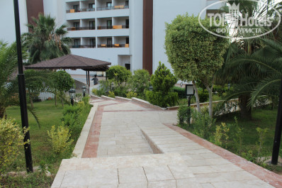 FUN&SUN Miarosa Incekum Beach 5* дорожка между корпусом А и корпусом Б - Фото отеля