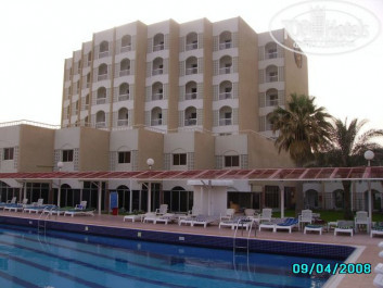 Carlton Sharjah 4* основной корпус с моря - Фото отеля