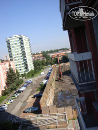 A&O Prague Rhea 3* боковой вид из номера на стройку - Фото отеля