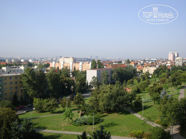 A&O Prague Rhea 3* вид из номера на парк - Фото отеля