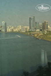 Golden Tulip Sharjah 4* Вид на фонтаны с номера - Фото отеля