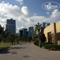 Golden Tulip Sharjah 4* Вид на отеле (он в центре с буквой "Г"). - Фото отеля
