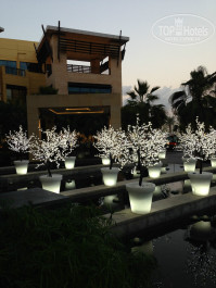 Golden Tulip Sharjah 4* Вот так украшен вход в один из моллов. - Фото отеля