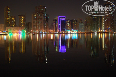 Golden Tulip Sharjah 4* Отель ночью (справа от буквы г, с зеленой подсветкой) - Фото отеля