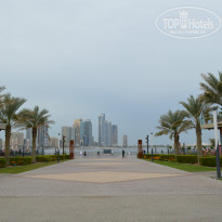 Golden Tulip Sharjah 4* Набережная где много кафе и ресторанов,здесь показывают фонтаны преставление - Фото отеля
