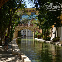 Occidental at Xcaret Destination 5* Искусственная речка на территории отеля ведет в парк Шкарет. - Фото отеля