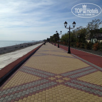 Bridge Resort (Бридж Резорт) 4* Справа велосипедная дорожка. Можно доехать до Олимпийских объектов, морской порт и т.д. - Фото отеля
