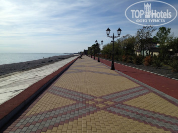 Bridge Resort (Бридж Резорт) 4* Справа велосипедная дорожка. Можно доехать до Олимпийских объектов, морской порт и т.д. - Фото отеля