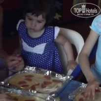 Kilikya Resort Camyuva 5* Дети в миниклубе делают пиццу - Фото отеля