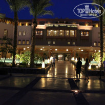 Makadi Spa 5* Вид отеля с центрального входа вечером - Фото отеля